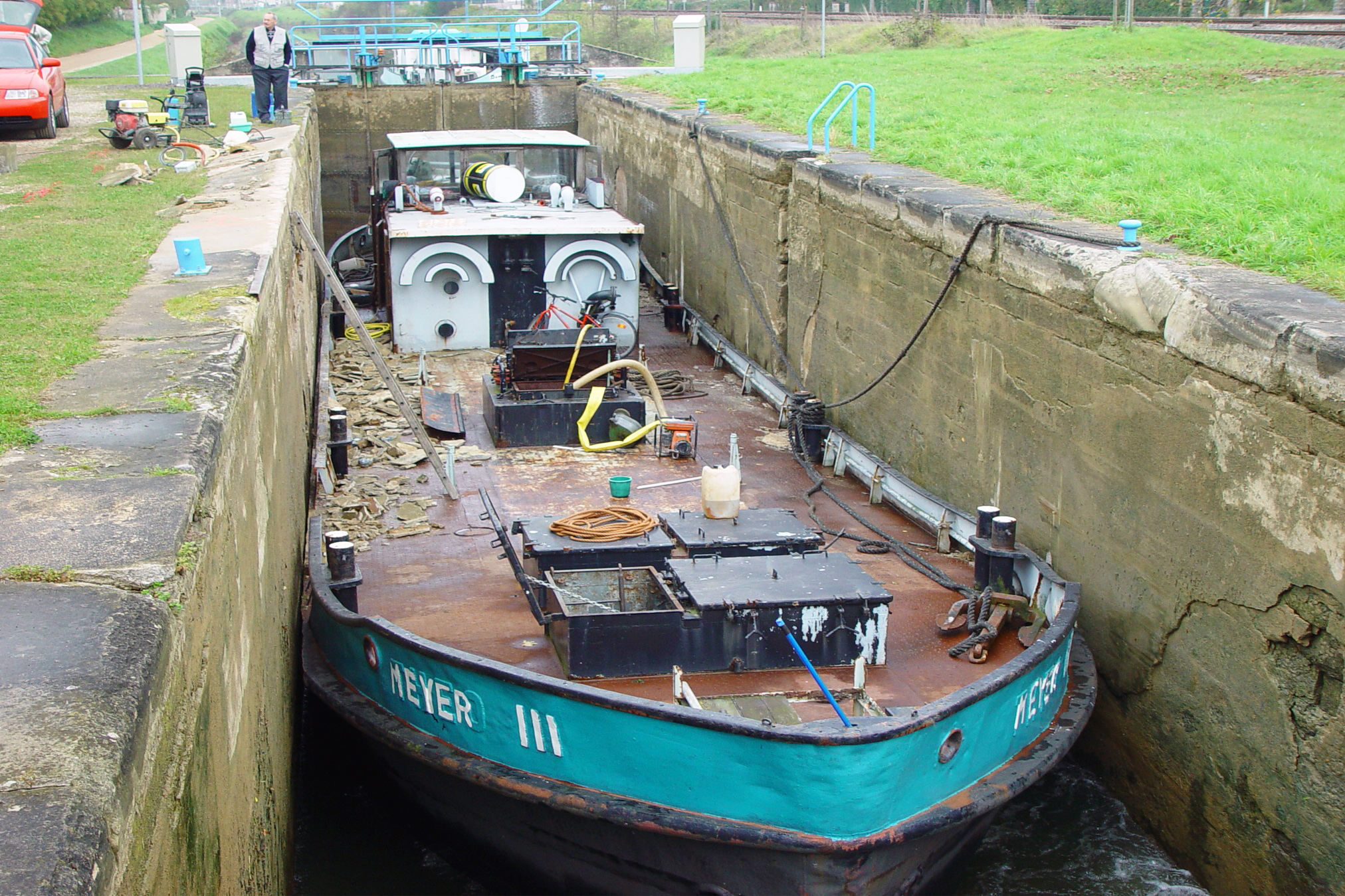 Bunkerboot klem in sluis