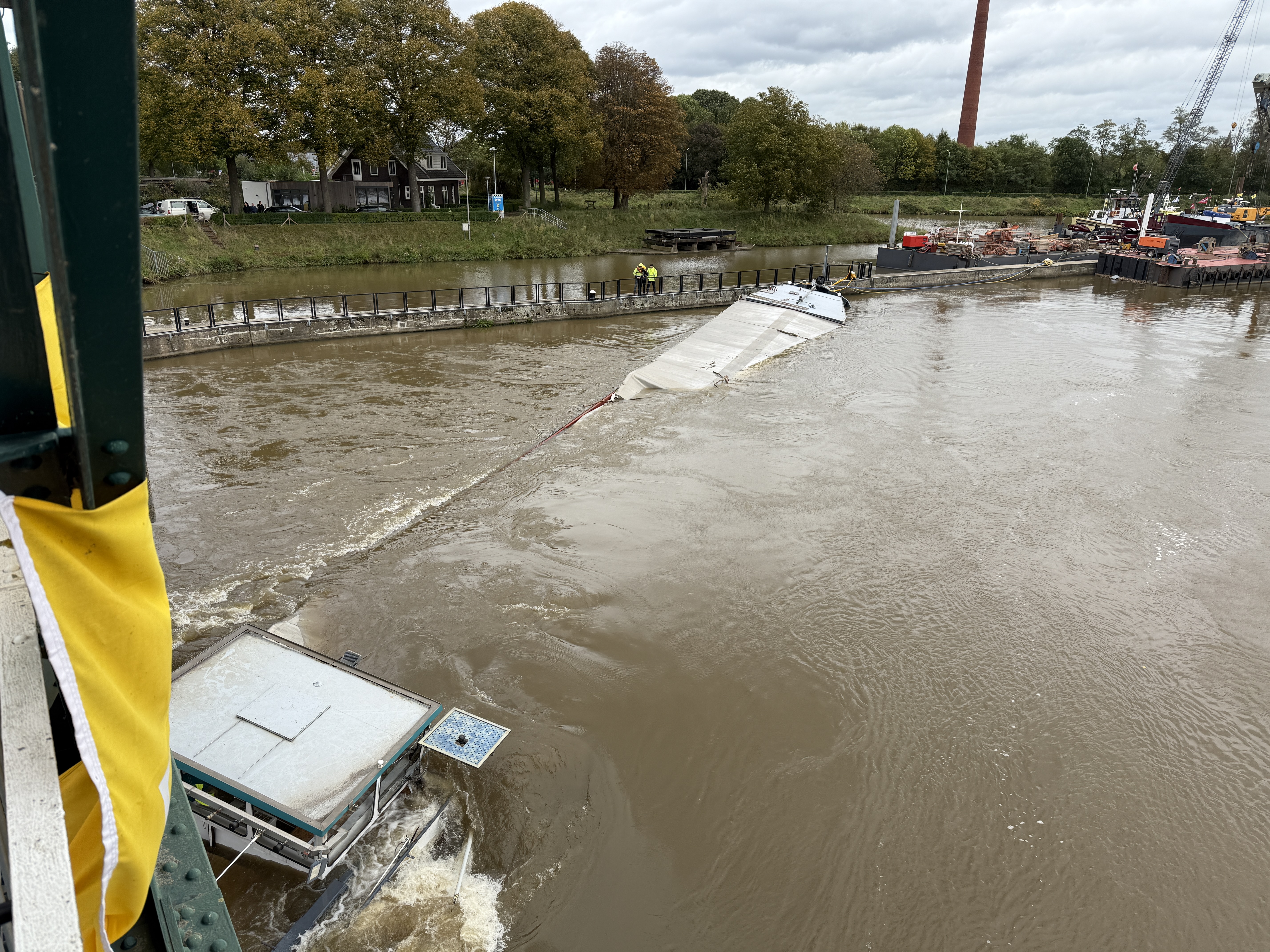 Schip gezonken bij stuw Borgharen.